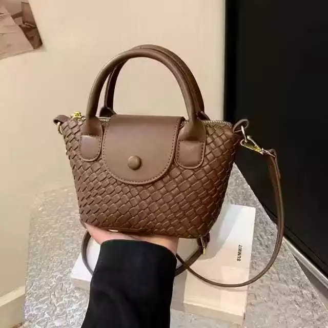 3. Zolan.id Carolline Sling Bag Anyam