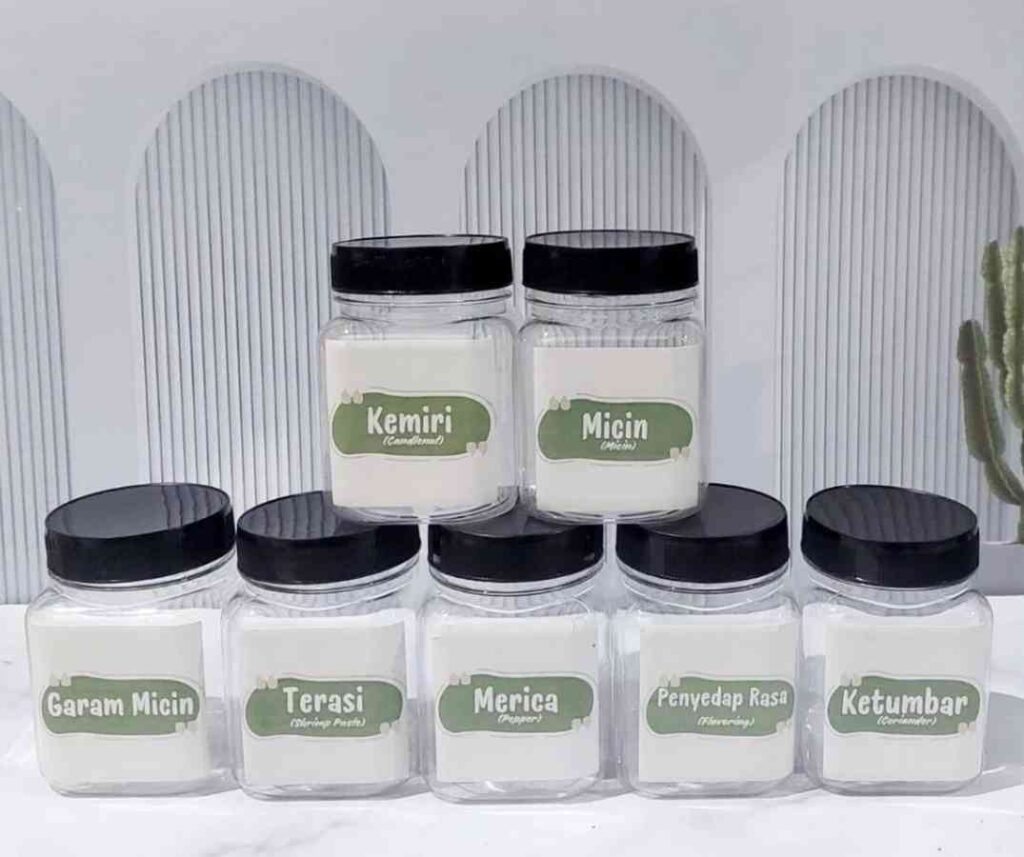 6. Wadah Bumbu Kaca dengan Sendok Terintegrasi