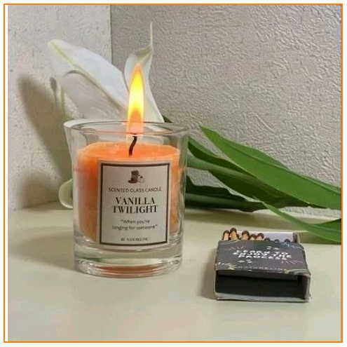 1. Lilin Aromaterapi Estetik Scented Candle